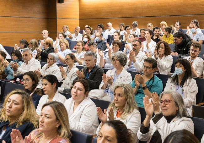 Profesionales y pacientes llenaron el salón de actos Gómez Durán, que acogió la celebración.