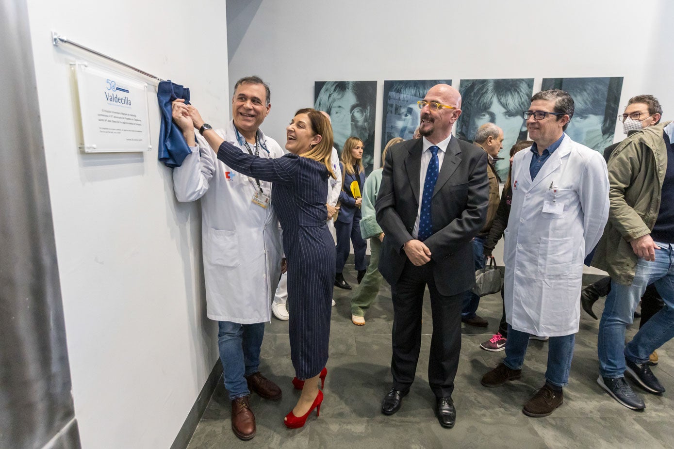 La presidenta Sáenz de Buruaga descubre la placa, en la entrada del edificio 2 de Noviembre, junto al médico José María Gómez Ortega, que fue trasplantado de riñón dos veces. Junto a ellos, el consejero de Salud, César Pascual, y el gerente de Valdecilla