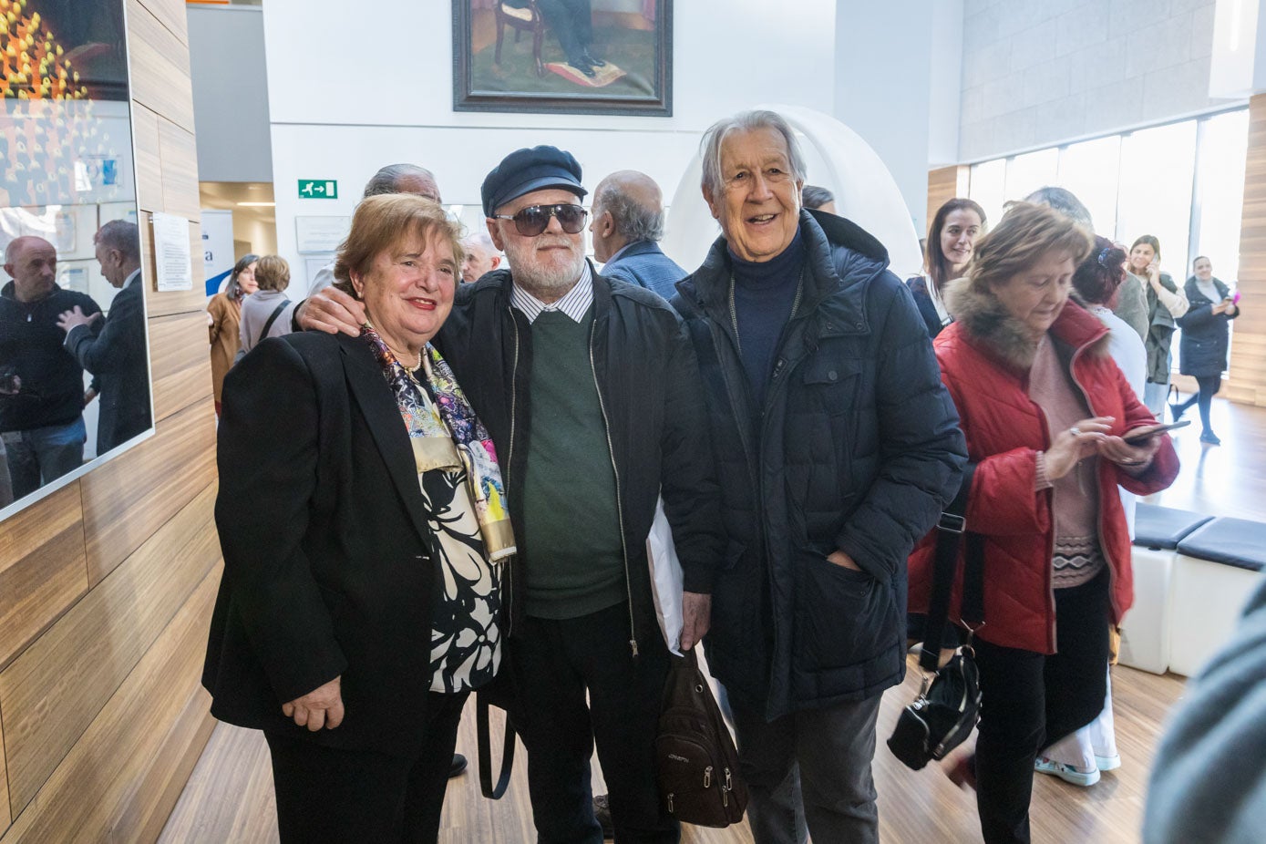 Tomás Calvo, el primer trasplantado de Valdecilla, flanqueado por Rosa Alonso, antigua supervisora de Enfermería del servicio de Nefrología, y Julio González Cotorruelo, que fue el coordinador autonómico de trasplantes de Cantabria hasta su jubilación en 2012.