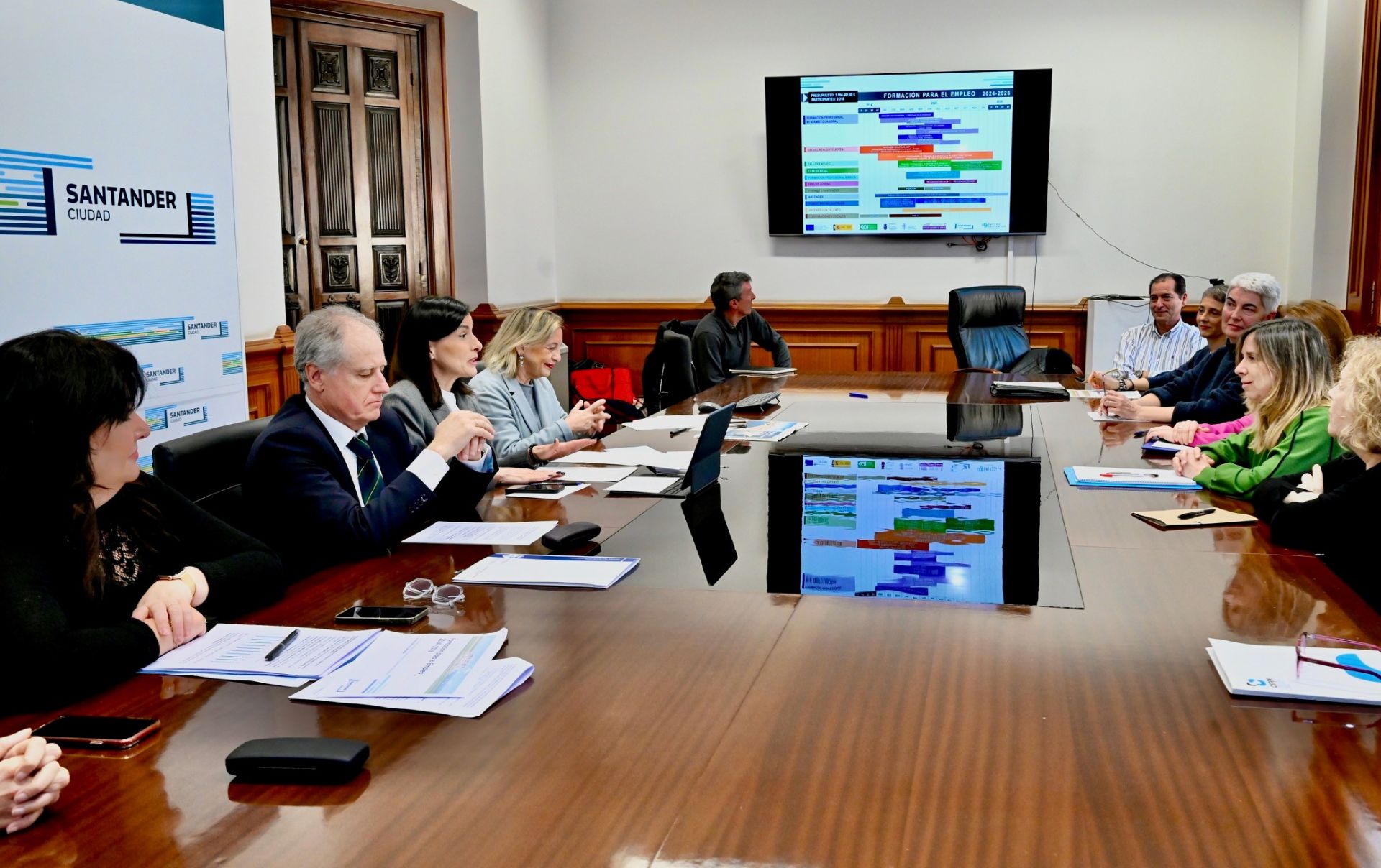 La alcaldesa de Santander, Gema Igual, el consejero de Empleo, Eduardo Arasti y la concejala de Empleo, Chabela Gómez-Barreda, durante la reunión que han mantenido este miércoles en el Ayuntamiento de Santander.