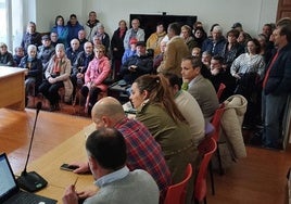 El salón de plenos se llenó de público apoyando a la emisora de radio.