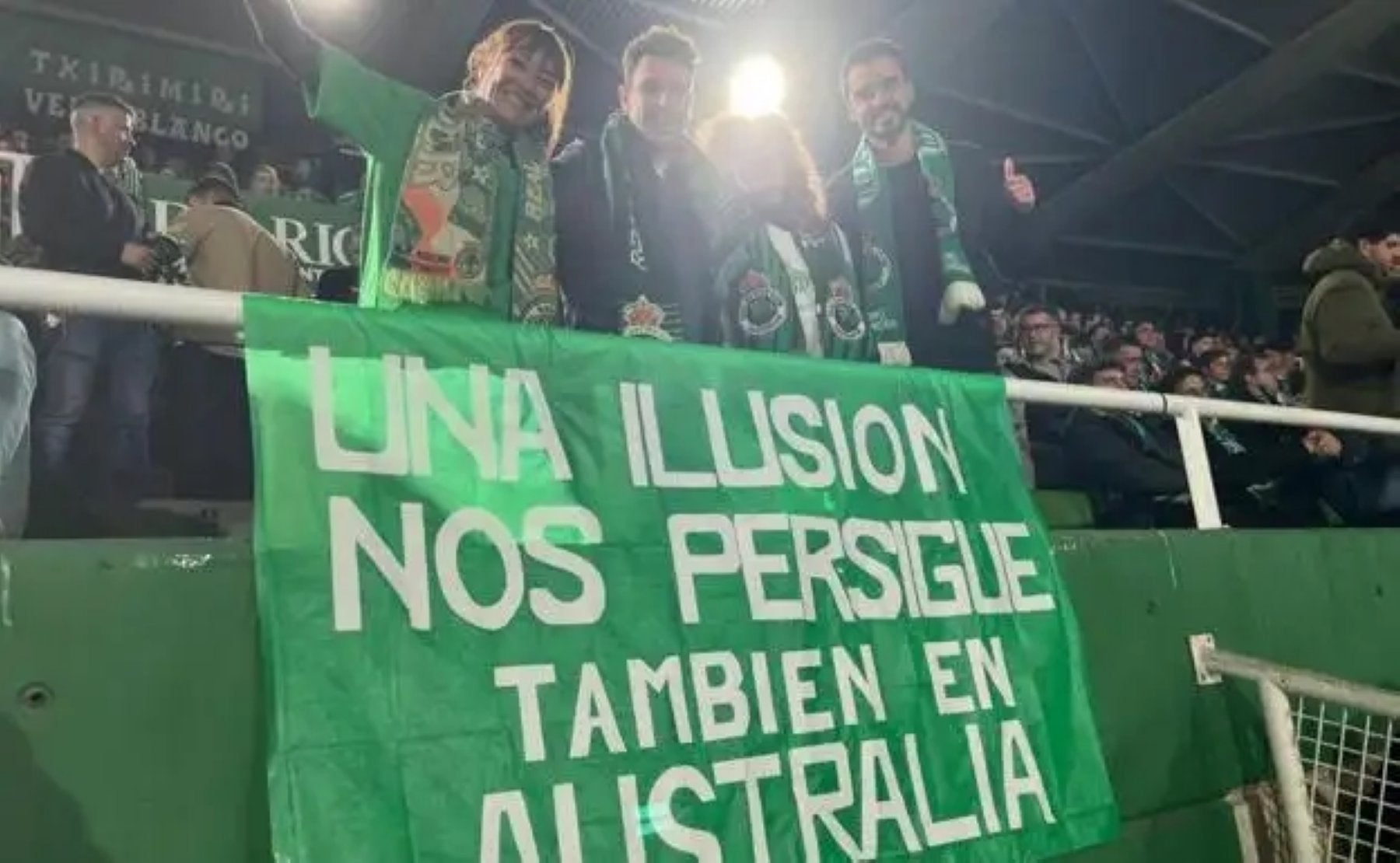 La pancarta que unos amigos y familiares les dedicaron en los Campos de Sport.