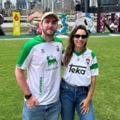 Sergio y Lucía, con sus camisetas del Racing en Brisbane, la ciudad en la que residen.