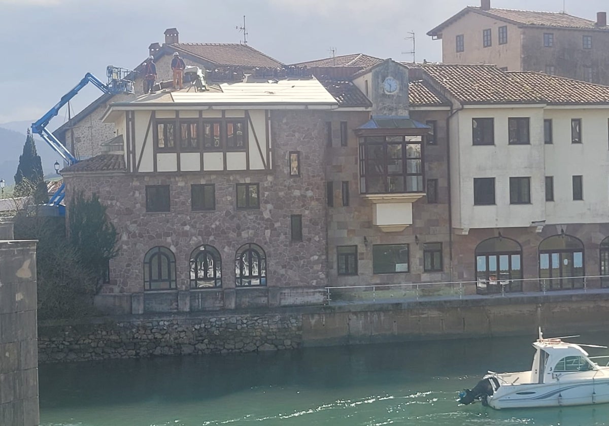 Unos obreros en la cubierta del icónico edificio de la Casa del Mar.