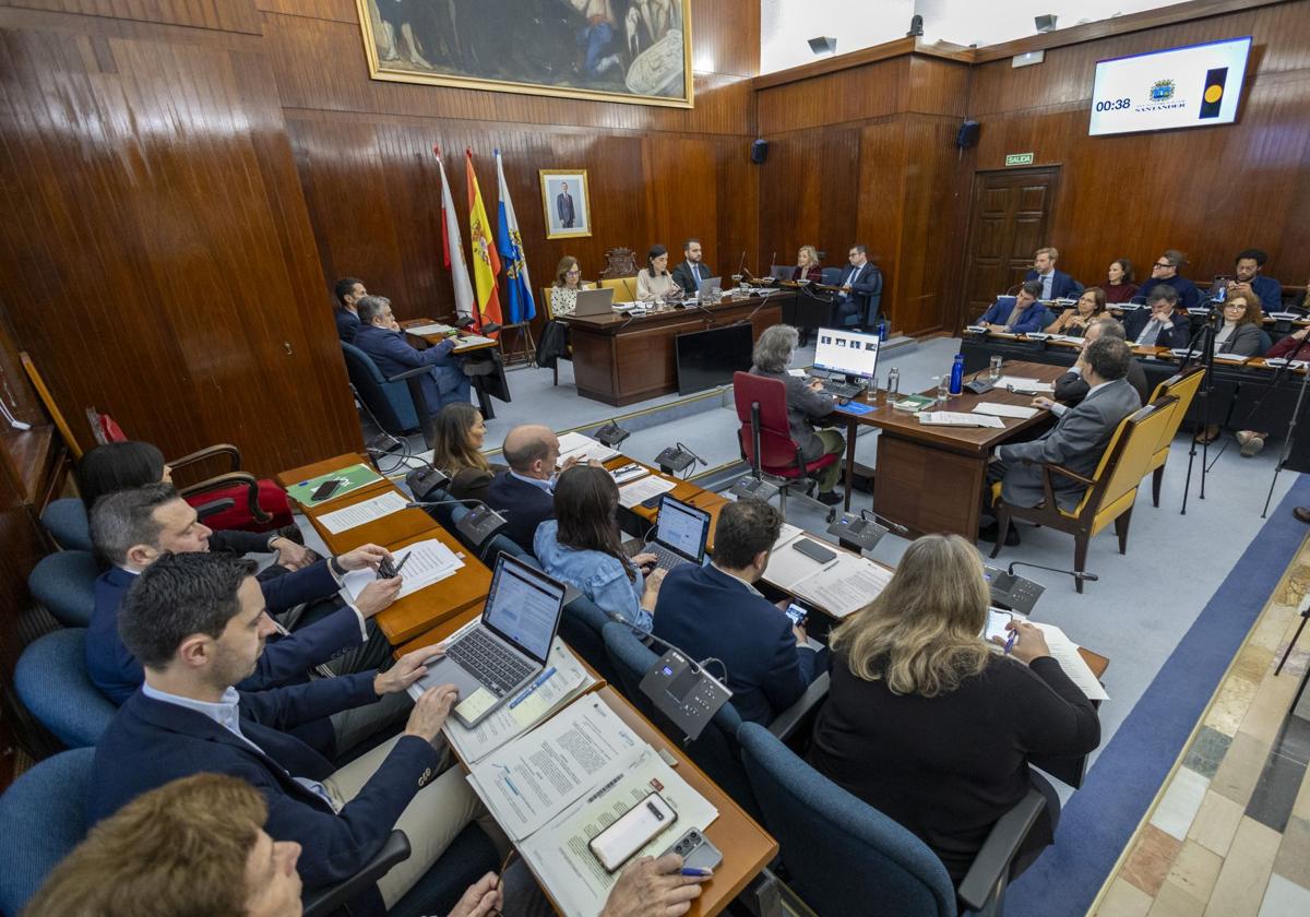 Los miembros del equipo de gobierno del PP y los grupos de la oposición, este jueves, durante el Pleno municipal de febrero.