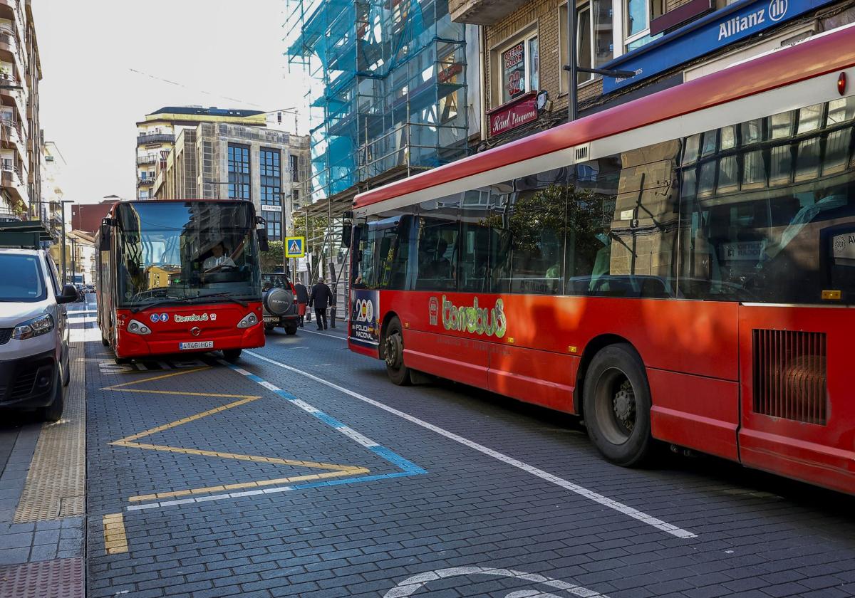 Autocares del servicio circulan por la calle Julián Ceballos, en Torrelavega.