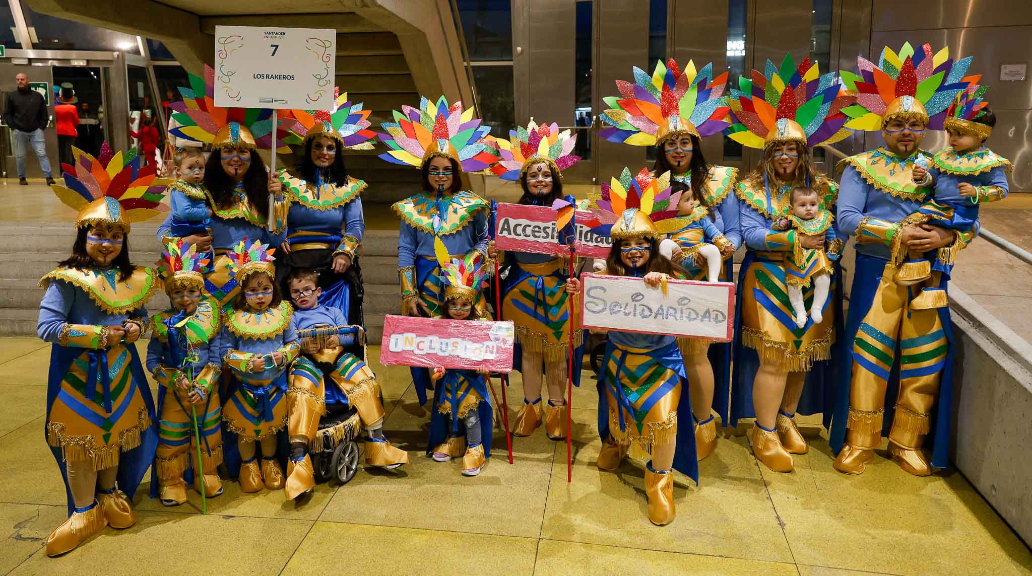 La comparsa Los Rakeros participaron con su tribu azteca, tras una inspiración que encontraron por internet. Son más de una veintena de miembros y han estado «un par de meses» trabajando en la elaboración de sus disfraces, según apunta Susana García.