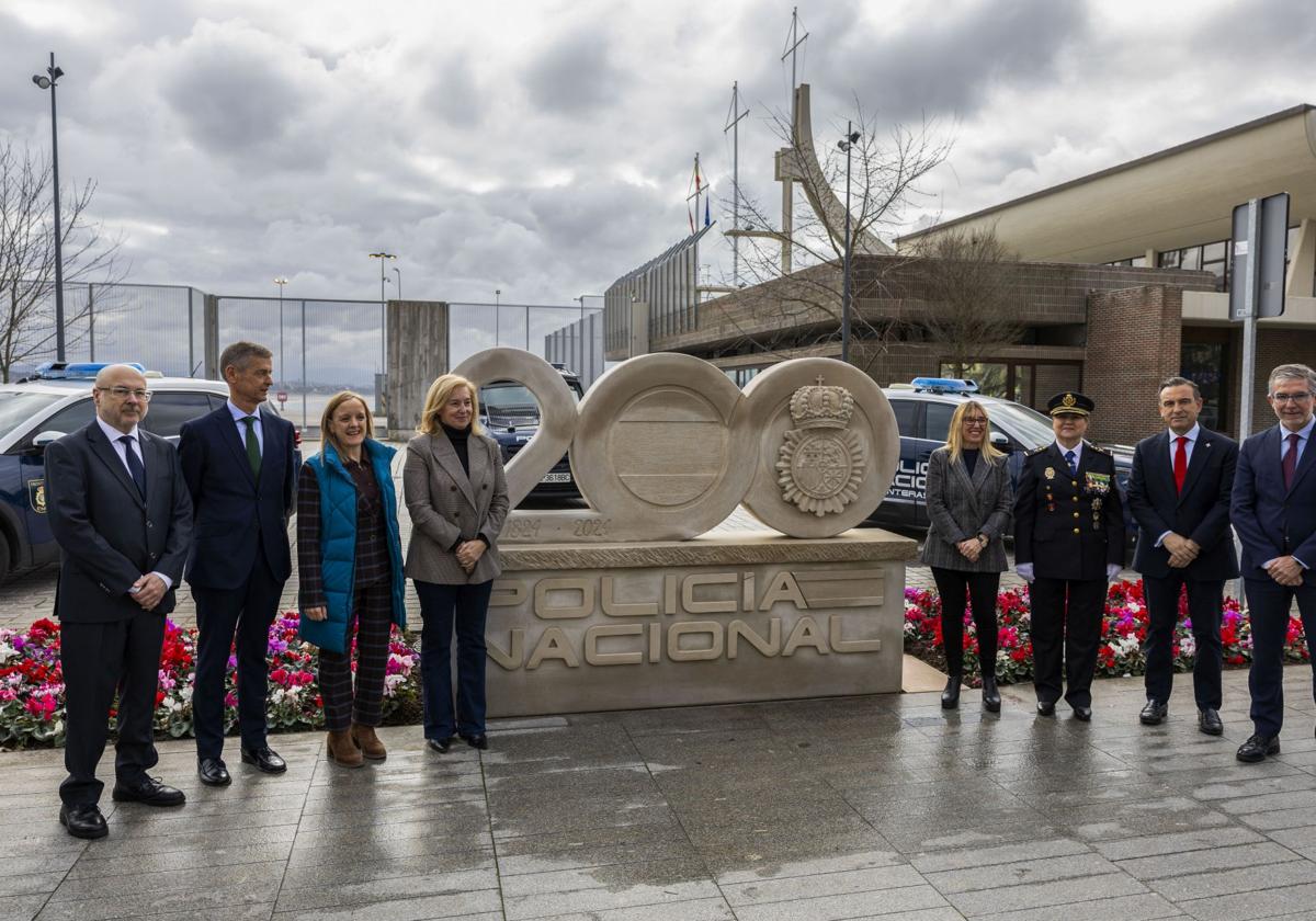 Representantes del Gobierno regional, de la Policía Nacional, del Banco Santander y del Puerto posan con el monumento a la Policía.