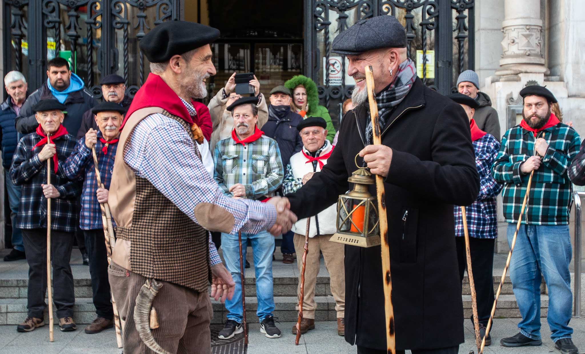 Cadavieco saluda a uno de los marceros