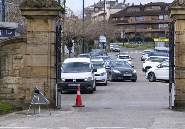 Varios coches maniobran junto al acceso a la península de La Magdalena.