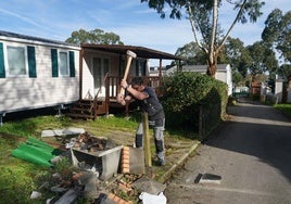 Uno de los afectados destruye la barbacoa de su parcela.