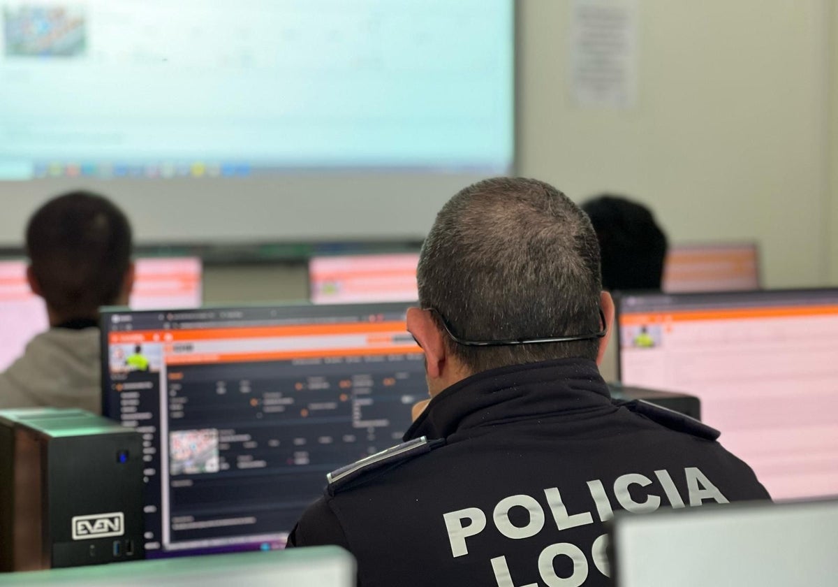 Un agente de la Policía Local de Bezana.