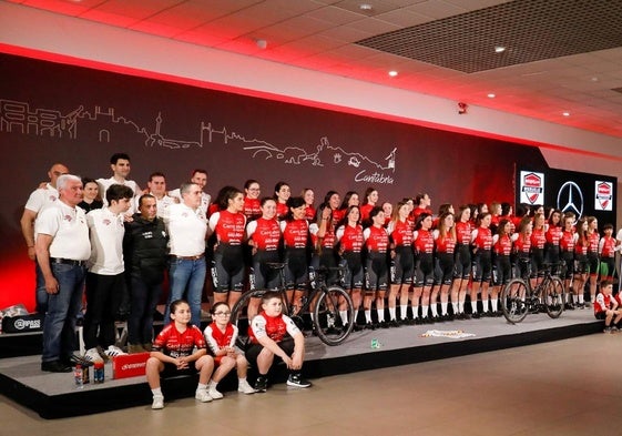 A por todas. Ciclistas, técnicos,directivos y auxiliares en la foto de familia del C C Meruelo durante su presentación.