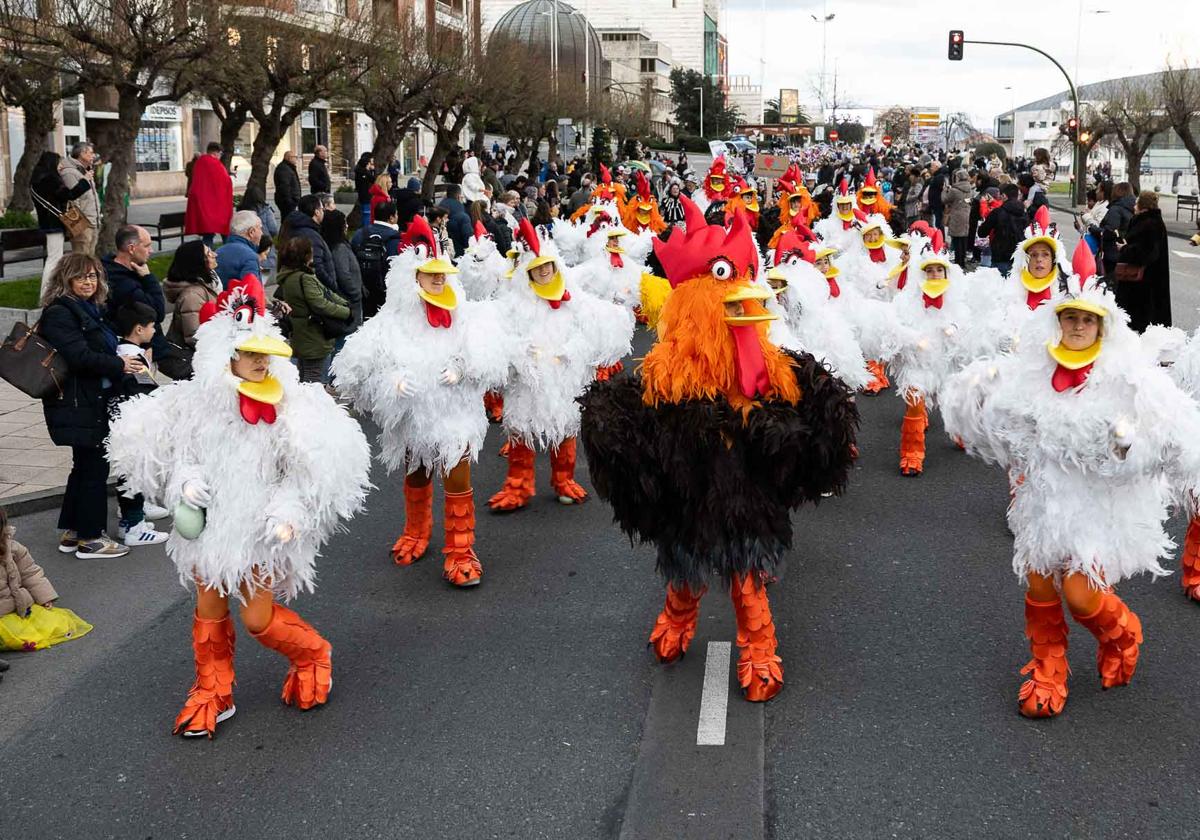 Las gallinas de la comparsa 'Los Expulsados' se sumaron a un desfile lleno de color, música y bailes.