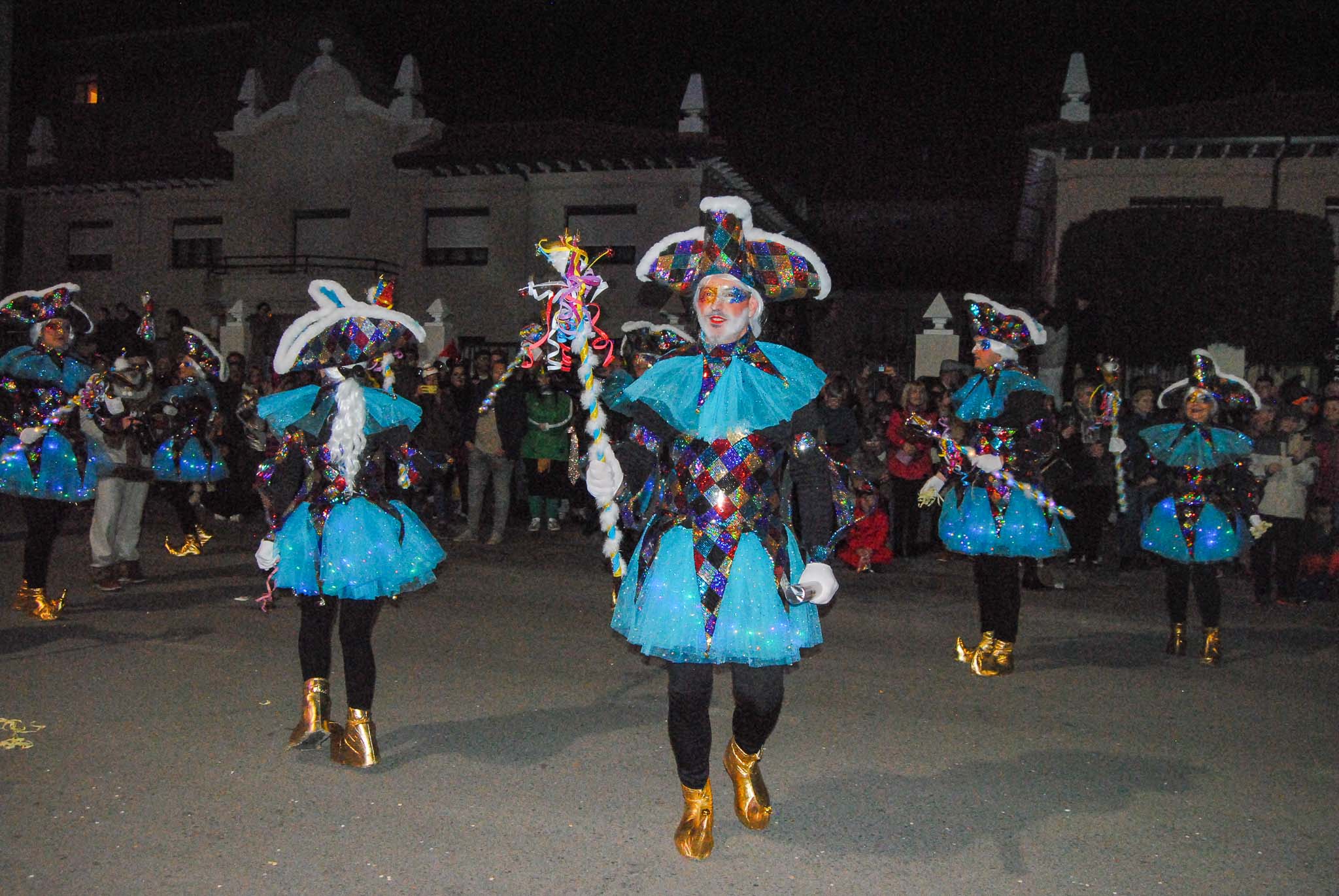 Los  Recogidos ataviados de arlequines venecianos. 