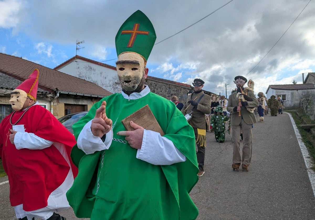 Los zamarrones de Lanchares desfilaron con sus mejores galas