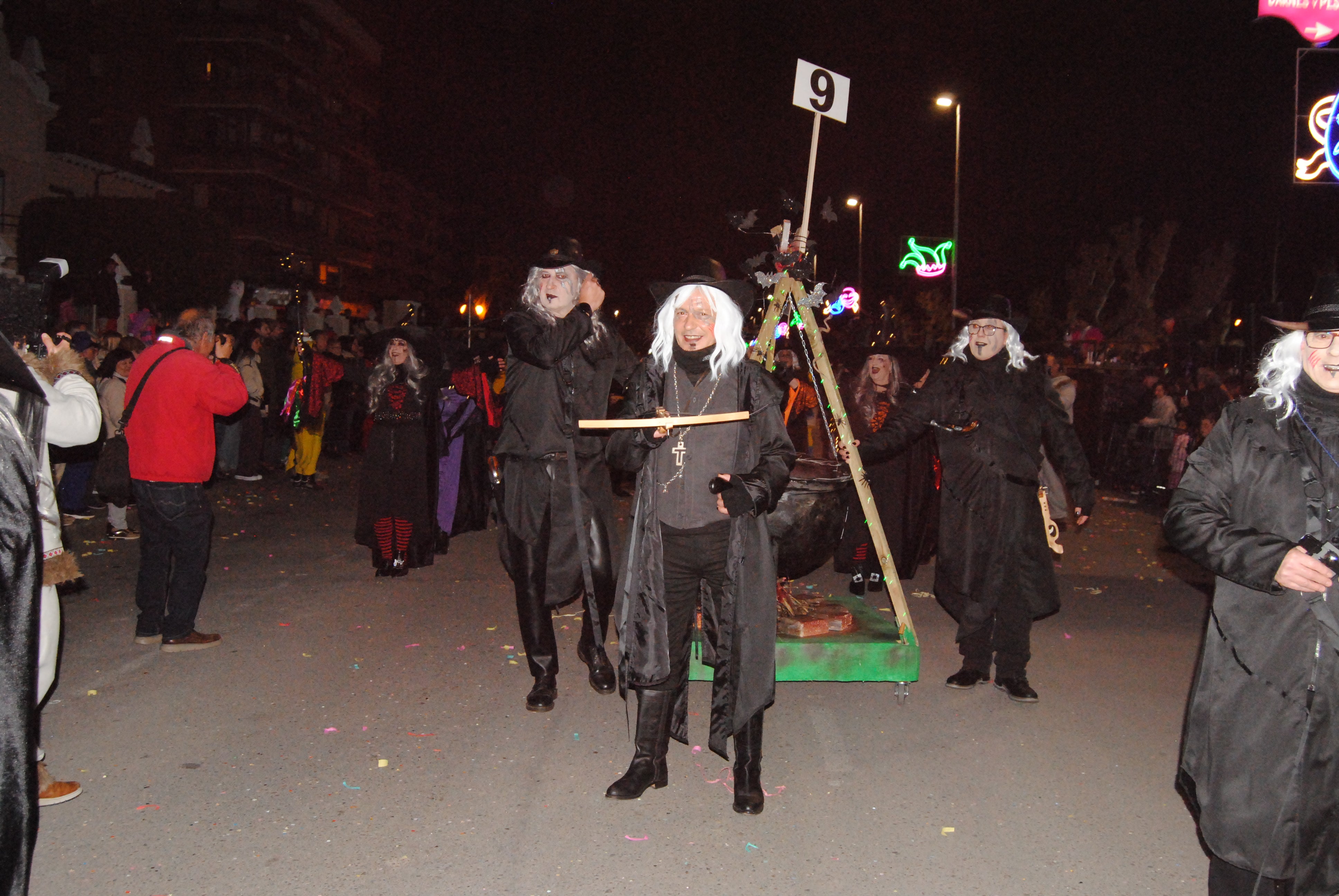 El pregonero del Carnaval, Toñete, con los brujos.  