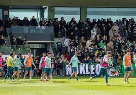 La plantilla saluda a la afición que fue a animar al equipo a La Albericia el día antes del choque ante el Elche