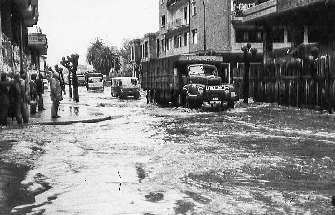 Calle José Posada Herrera, afectada por las riadas.