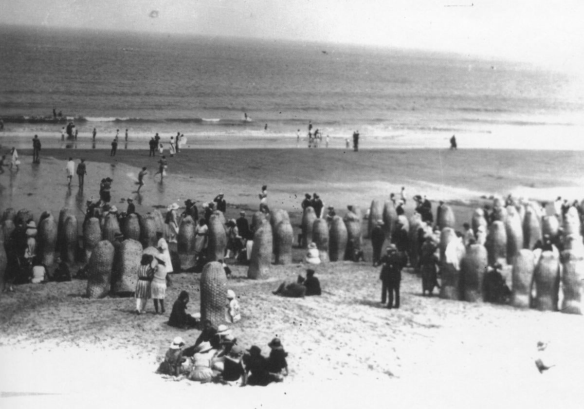 Imagen antigua de los baños de ola en El Sardinero