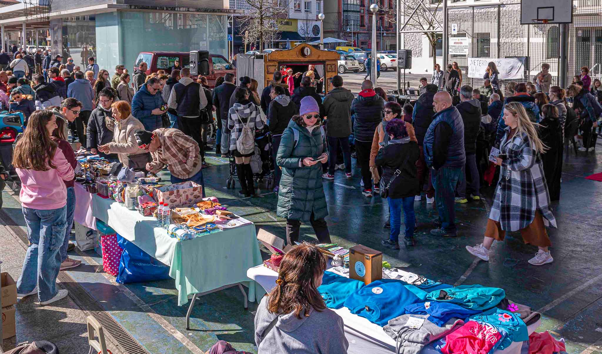 Mercadillo solidario de las protectoras para ayudar a las mascotas abandonadas. 