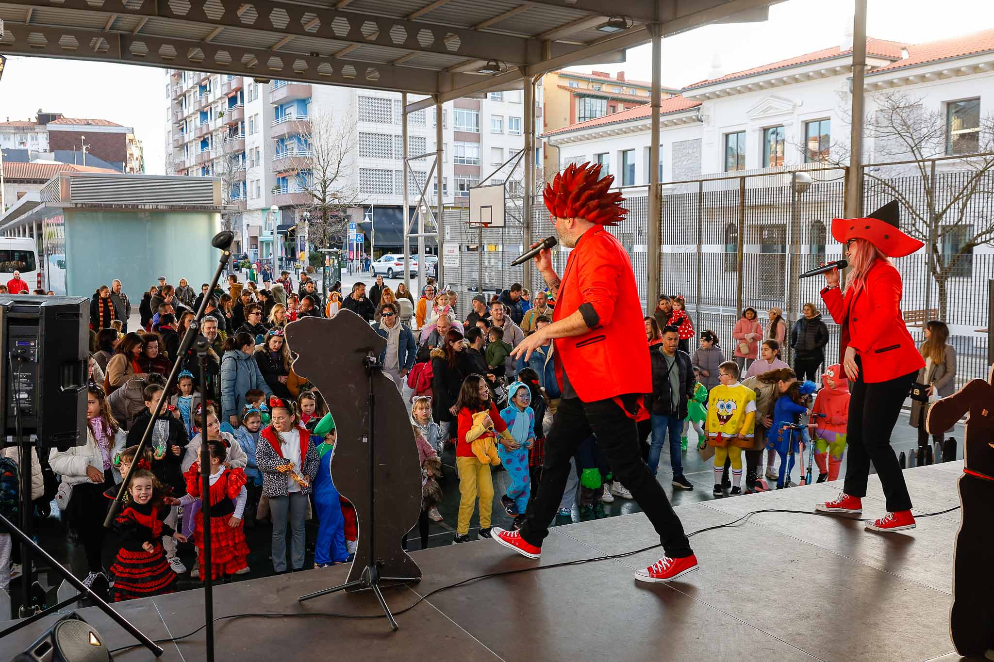 El espectáculo de la Llama se celebró en la pista cubierta e incluyó actuaciones musicales para los niños.