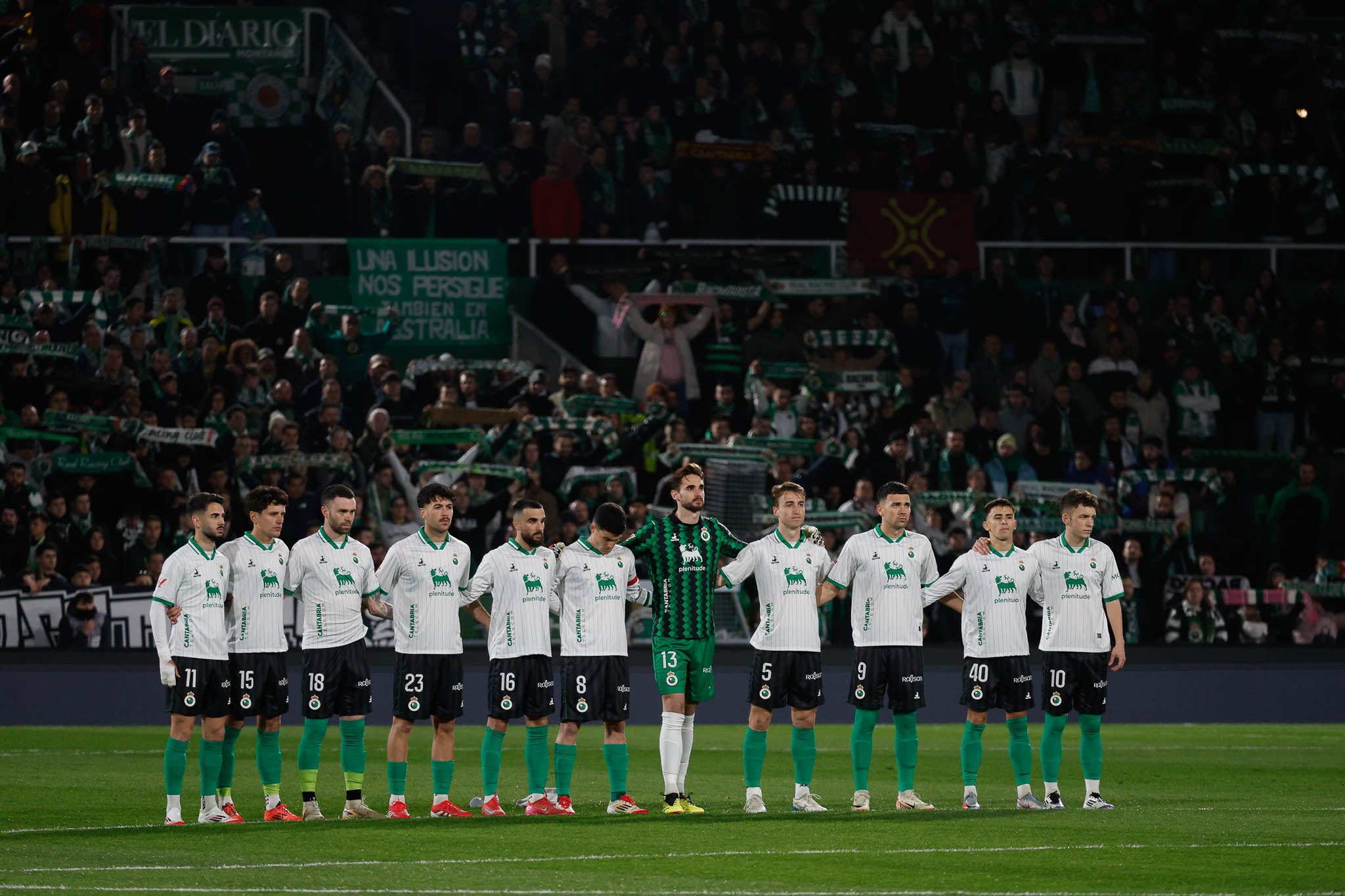 Los jugadores antes del encuentro durante el minuto de silencio. 