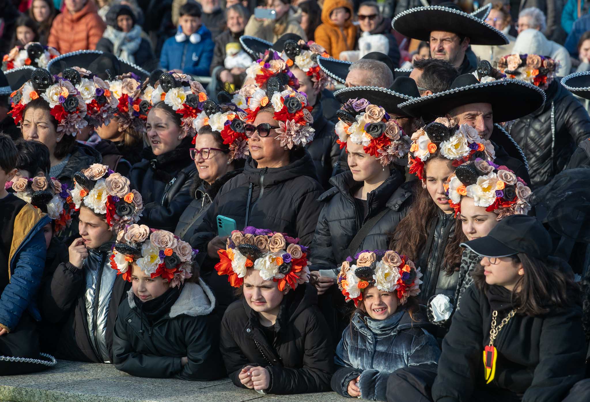 Mayores y pequeños contemplaron el sacrificio del pez. 