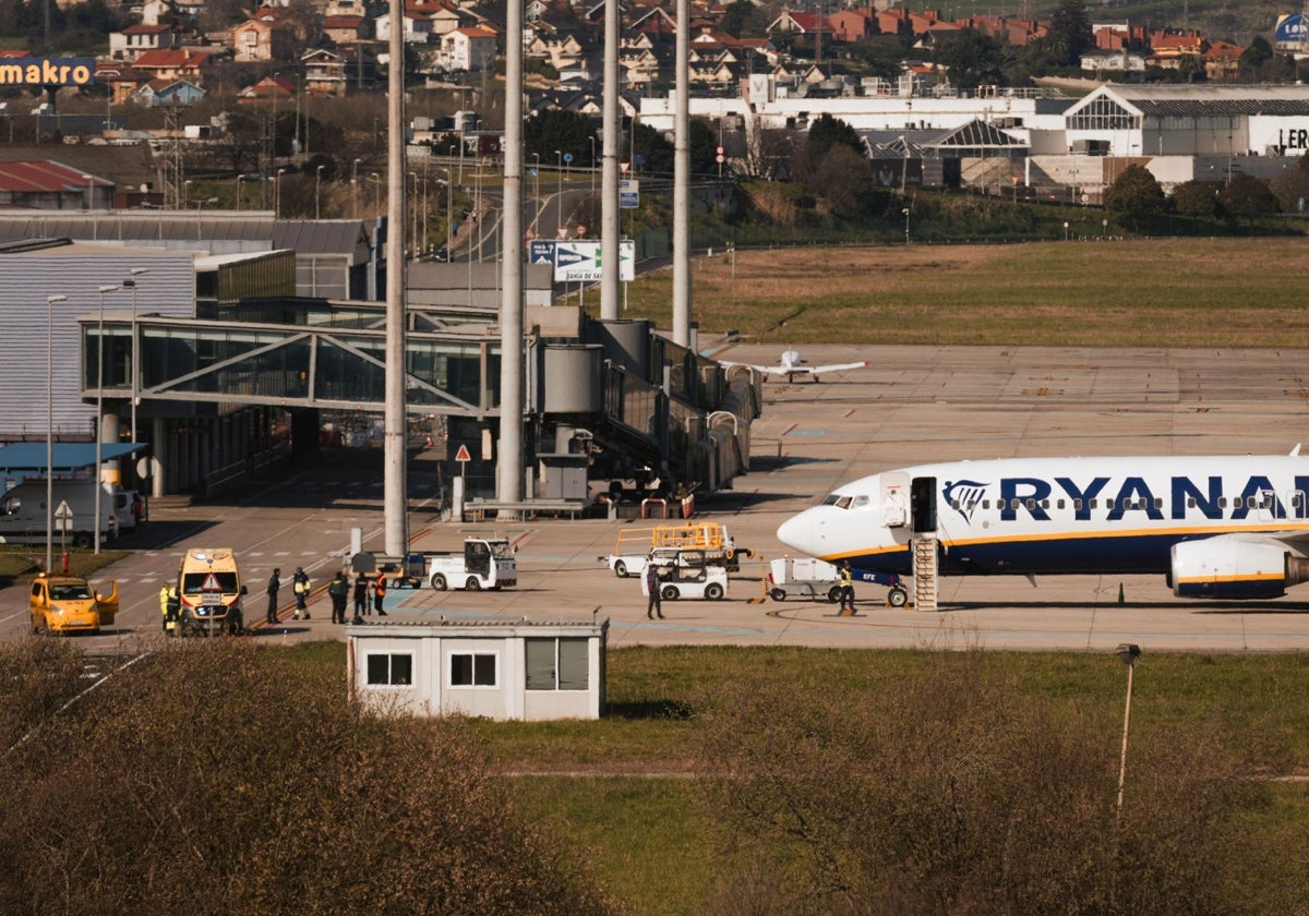 El avión, recién aterrizado, con la ambulancia preparada para el traslado del herido.