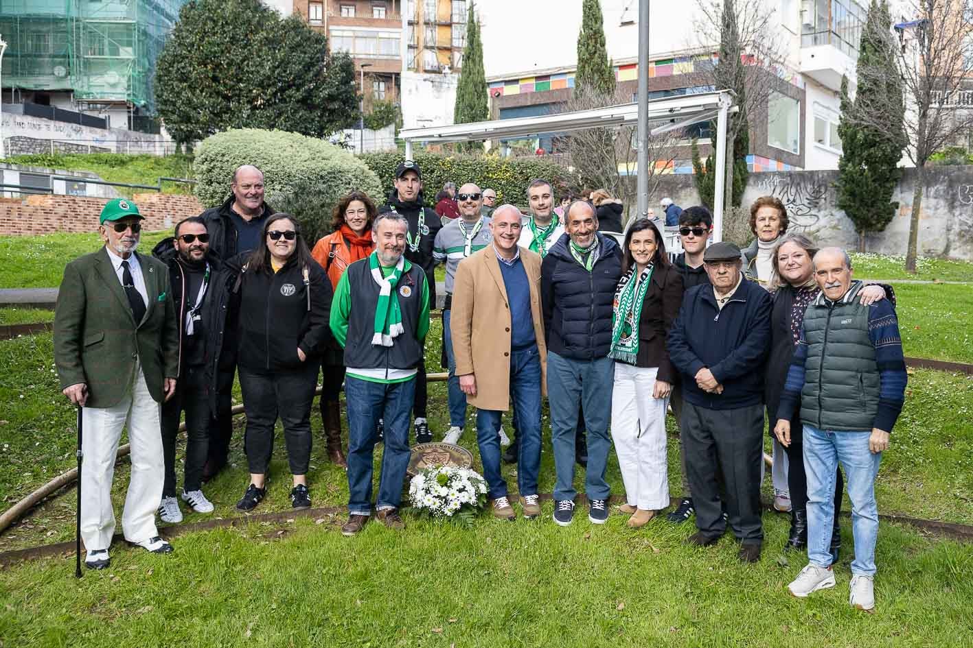 Momento del homenaje a Meñaca, con su hijo escoltado por Turu Flores y Sebastián Ceria.