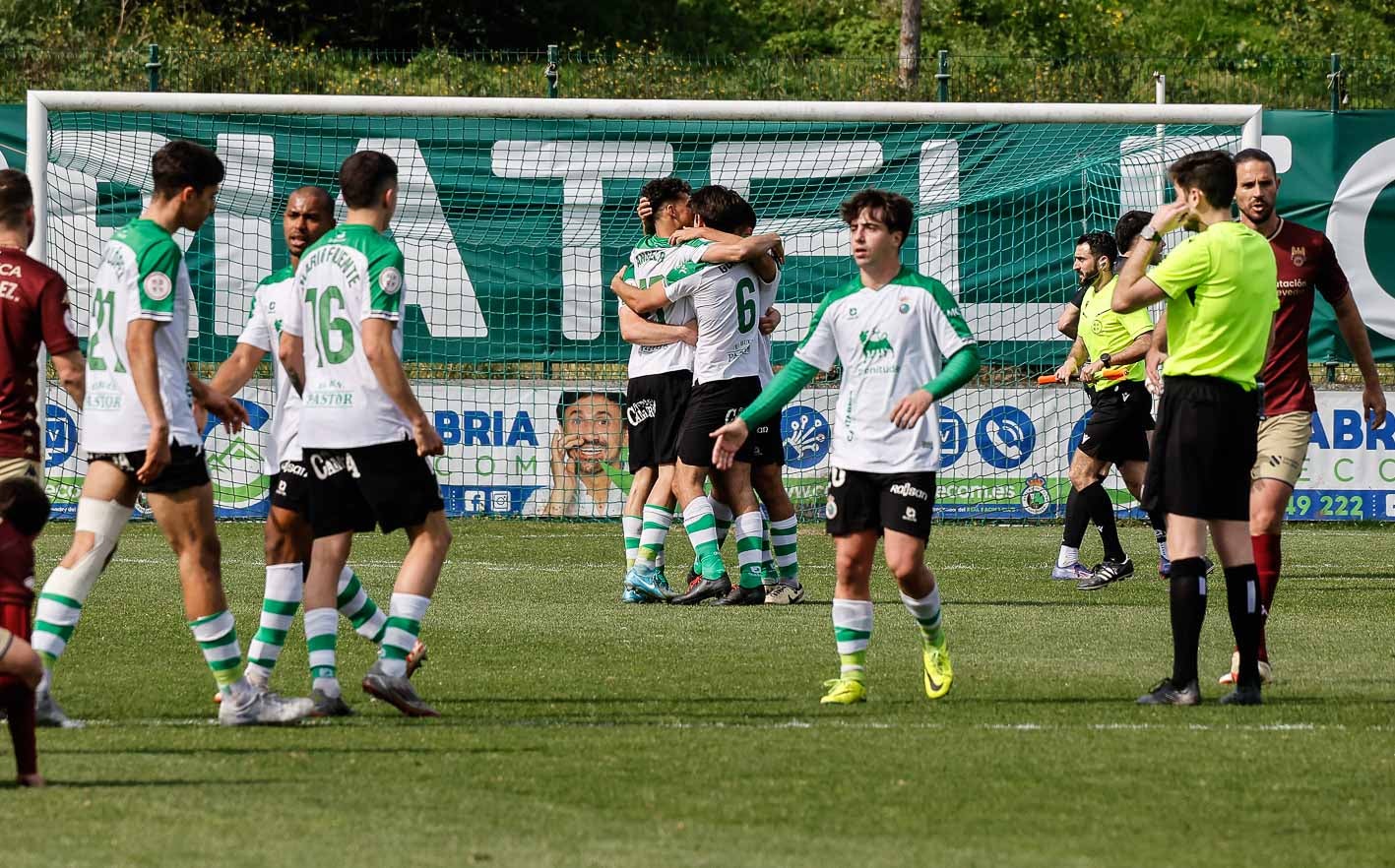 Los jugadores del Rayo Cantabria se abrazan tras el gol de Ángel Pérez