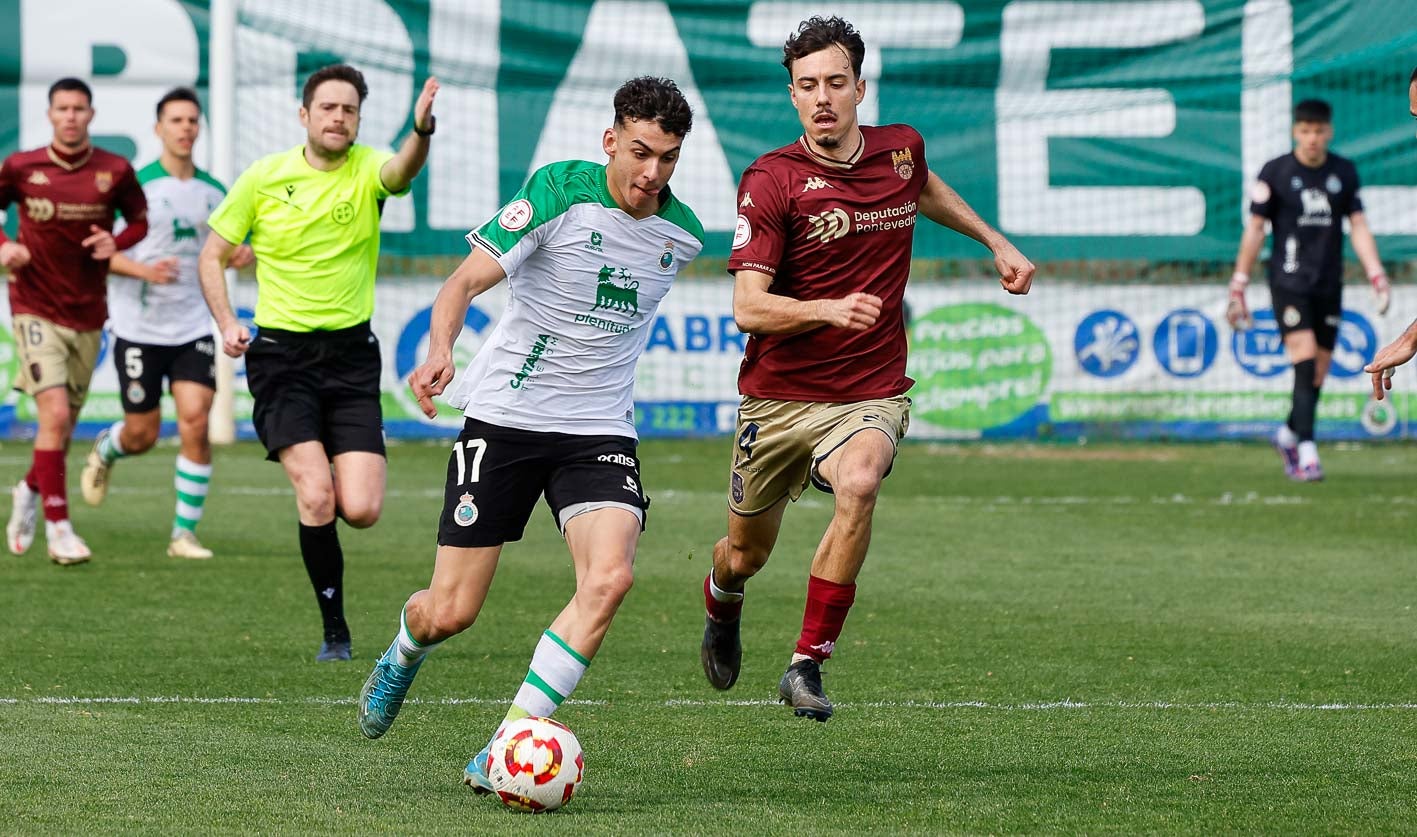 Ángel Pérez conduce el balón mientras un rival del Pontevedra trata de darle caza