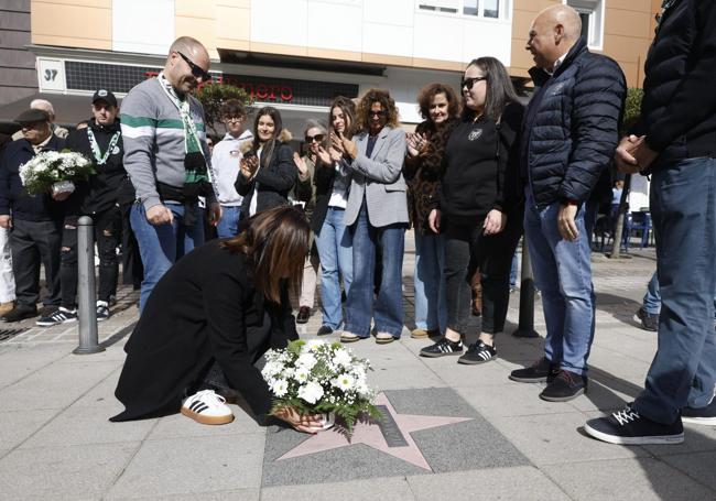 Momento en que se deporsita el ramo en la estella dedicada a Manolo Preciado.