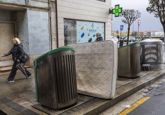 Un colchón depositado junto a los contenedores de recogida neumática en la zona de Castilla-Hermida .