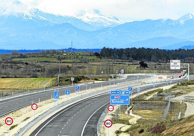 El final del ramal de Pedrosa de Valdelucio-Báscones de Valdivia obligar a usar la carretera nacional para llegar a Cantabria.