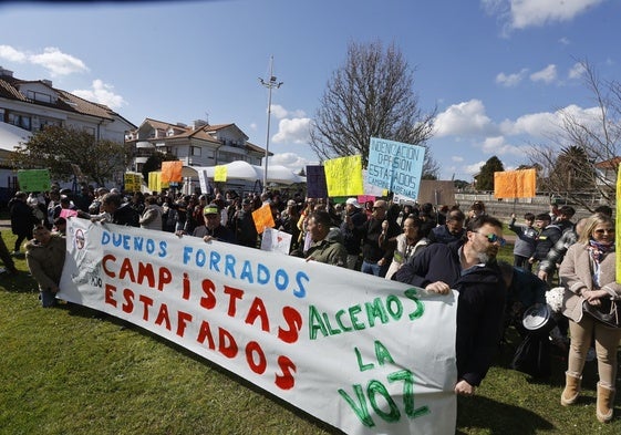 Las familias de campistas en la protesta de este domingo en Ajo