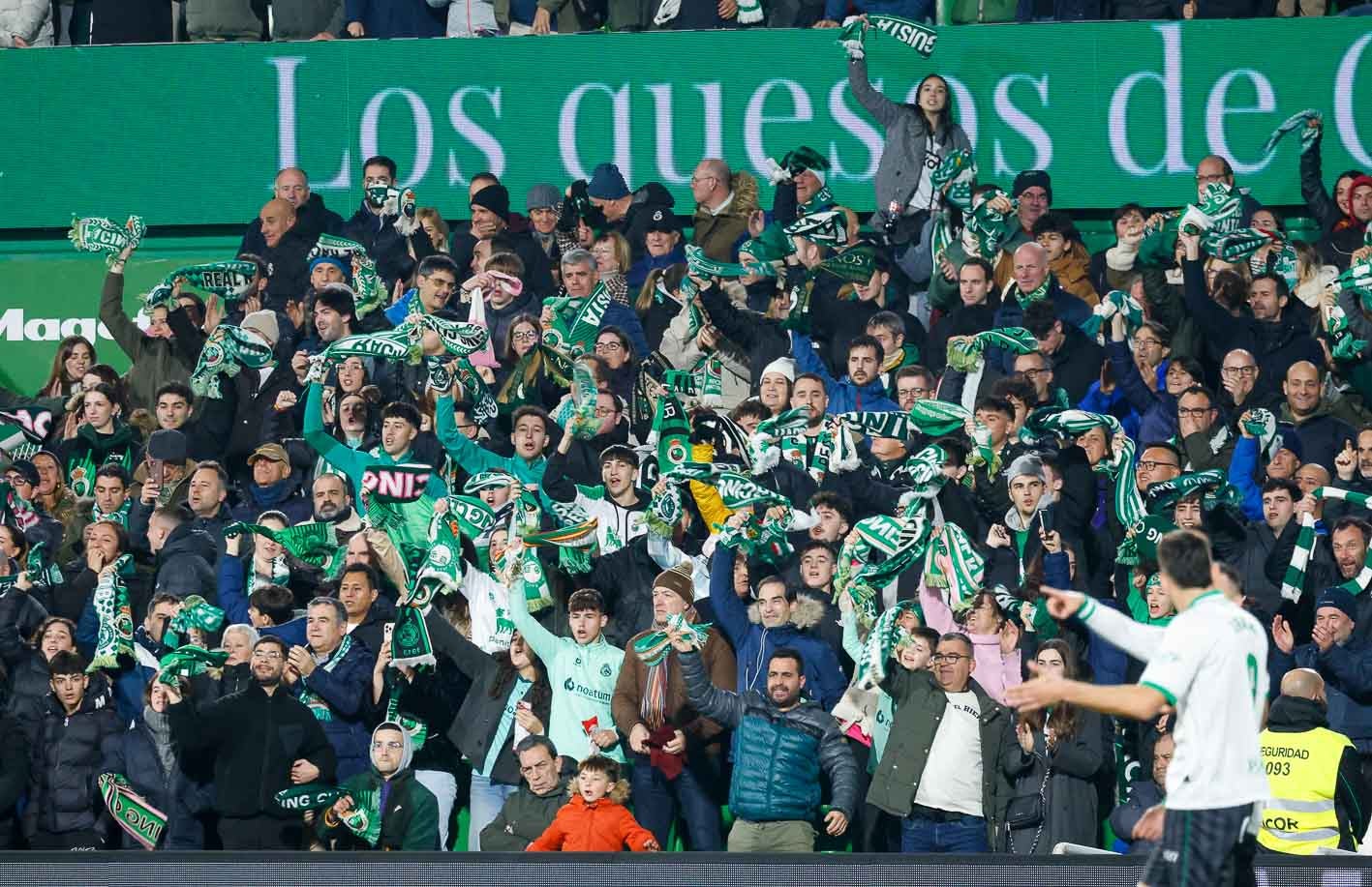 Los racinguistas no dejaron de animar durante todo el partido. 