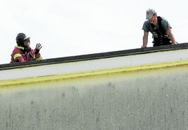 Efectivos de bomberos de Torrelavega durante un ciclo orientado a mejorar las actuaciones durante las tentativas de suicidio.