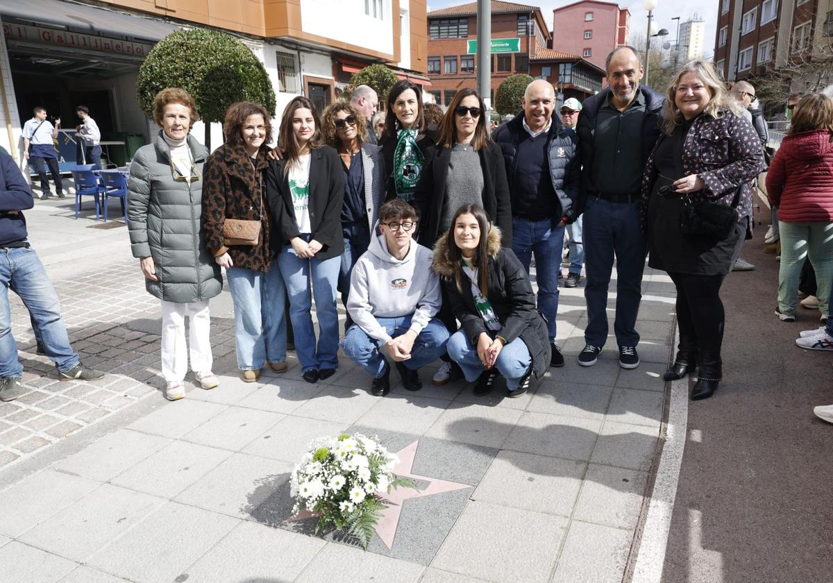 Sebastián Ceria, Manolo Higuera y Gema Igual, entre otros, posan junto a la familia de Nando Yosu en la estrella que tiene dedicada en la calle Tetuán.