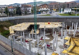 Operarios trabajan en la construcción del nuevo aparcamiento, ayer, junto al Mercado de Ganados de Torrelavega.