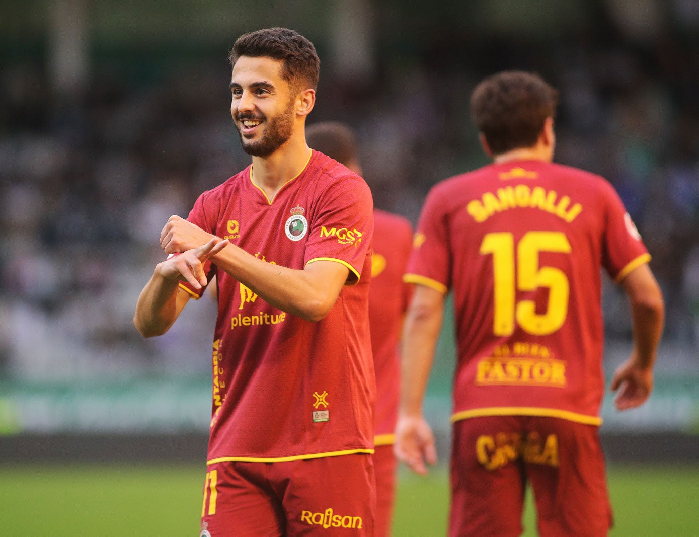 Andrés Martín hace un gesto con las manos para celebrar su tanto ante el Racing de Ferrol en A Malata.