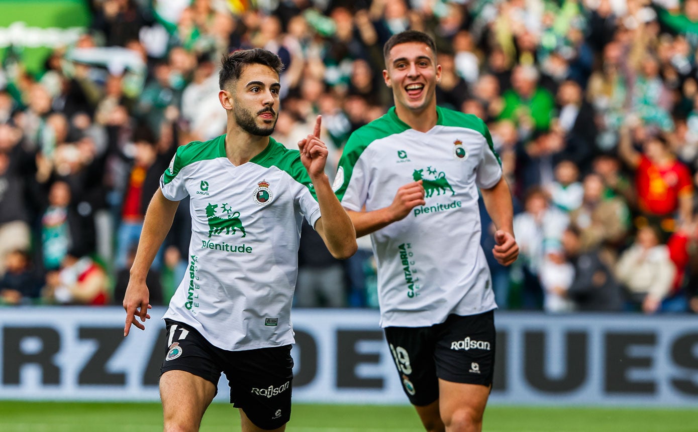 Andrés Martín y Jon Karrikaburu celebran el 1-0 para el Racing ante el Celta