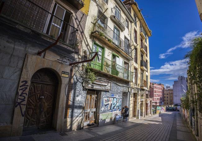 Un edificio entero de la calle San Pedro está en venta por plantas, entre 21.000 y 50.000 euros cada una.