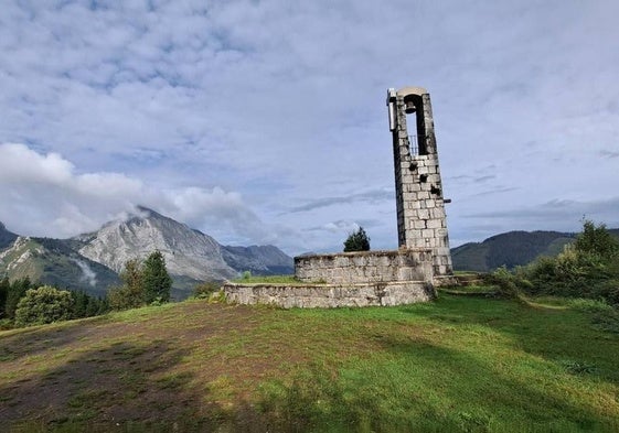 Monumento al 'Montañero Desaparecido' en el Besaide.