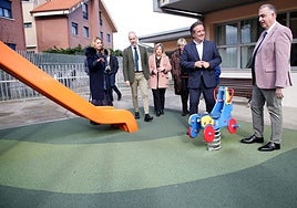 Los políticos y docentes del centro educativo en uno de los parques intervenidos.
