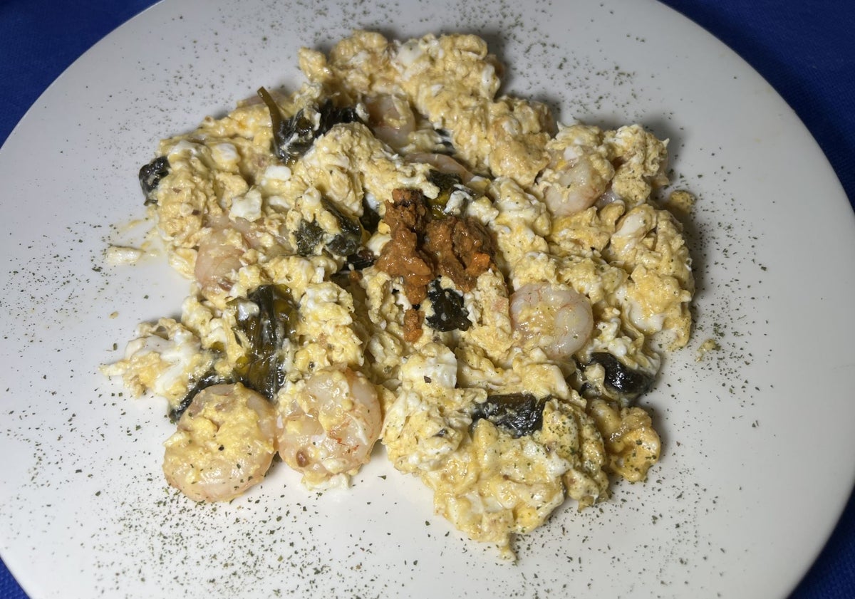 Imagen principal - Revuelto de algas, gambas y oricios; media ración de fritos y tiramisú casero.