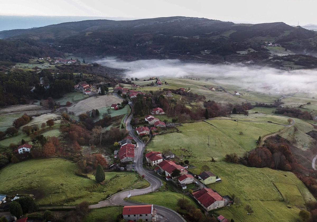 Vista aérea de la localidad de Udías, donde se encuentra la mina San José, que también tiene un acceso directo por Novales.