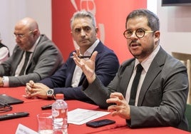 Javier Velasco, a la derecha; junto al presidente de la Cámara, Tomás Dasgoas; y Ángel Pedraja, consejero delegado de Sodercán (izquierda).