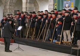 La Asociación Ronda Marcera de Torrelavega cantó las marzas, este martes, en el patio del Parlamento de Cantabria.