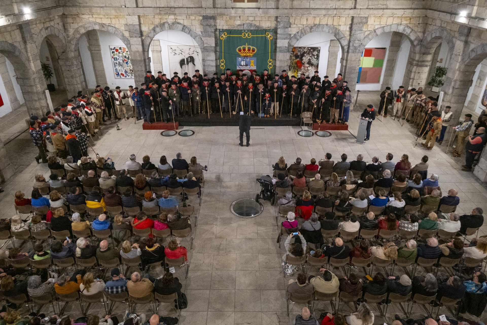 El patio del Parlamento lleno hasta la bandera para escuchar el concierto de la Ronda Altamira de Santander, la Ronda Fuentes de Reinosa y la Ronda Marcera de Torrelavega.